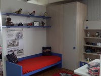 Letto a terra e 2 mensole con supporti a scomparsa