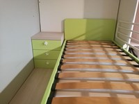 parte superiore con rete e comodino