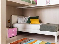 Cameretta per bambini con due letti a soppalco colorata