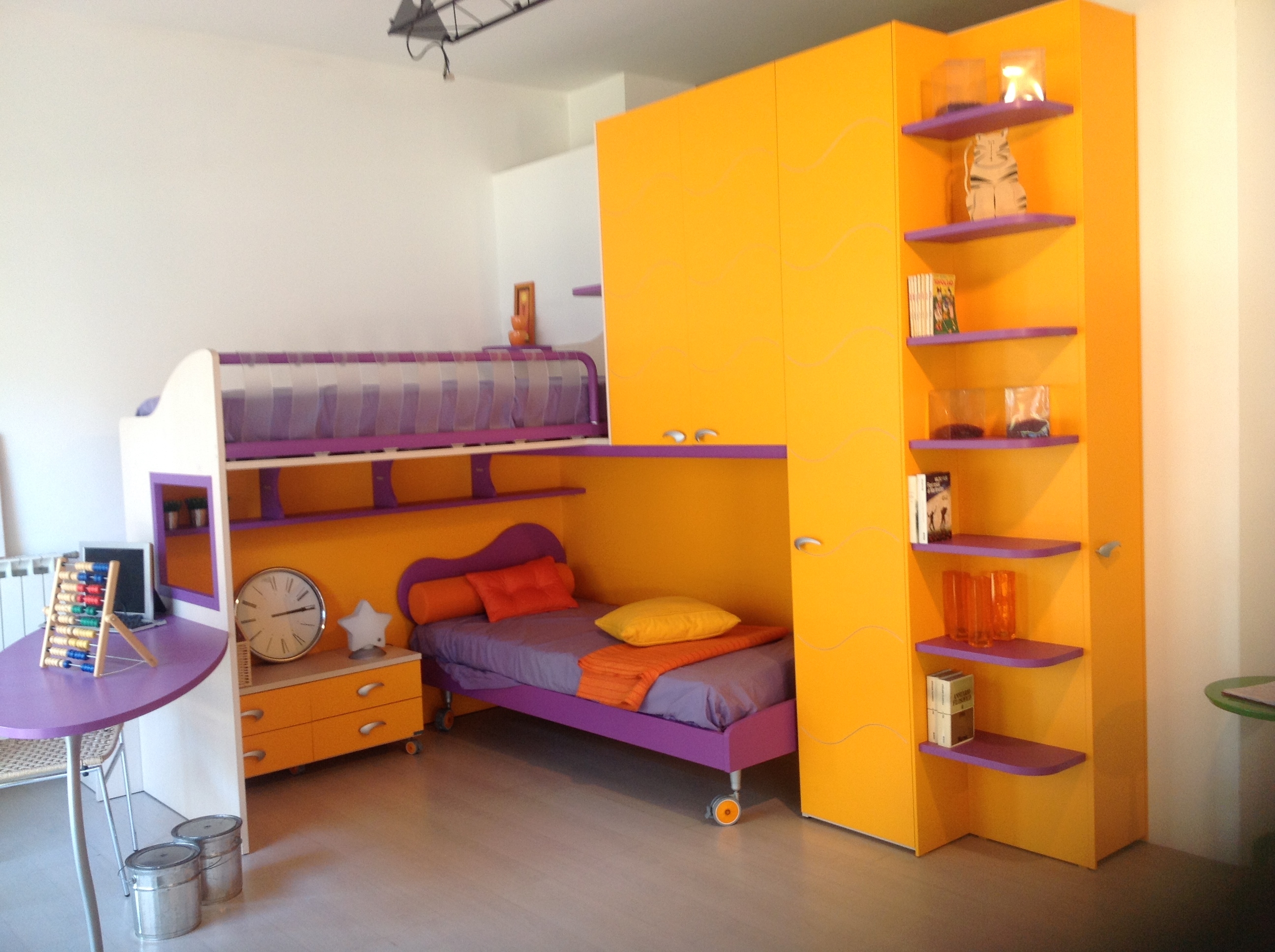 Cameretta lilla e glicine: camera da letto con parete glicine ...