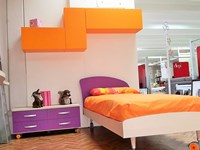 Letto con comodino con ruote e pensili a parete