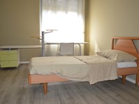 Cameretta composta da un letto singolo in legno e da due scrivanie sovrapposte. Scontata del -61%. Dimensioni letto ( Lunghezza 200 cm x Profonditą 90 cm x Altezza testiera 95 cm). Dimensioni scrivania pił piccola ( Lunghezza 115 cm x Profonditą 55 cm x Altezza 65 cm). Dimensioni scrivania grande ( Lunghezza 136 cm x Profonditą 64 cm x Altezza 75 cm). Offerta outlet Mobilgross