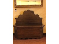 Cassapanca classica sagomata in legno massello tinto noce Tiferno Scontata del 50%