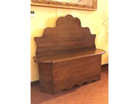 Cassapanca classica sagomata in legno massello tinto noce Tiferno Scontata del 50%