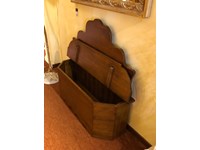Cassapanca classica sagomata in legno massello tinto noce Tiferno Scontata del 50%