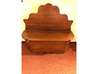 Cassapanca classica sagomata in legno massello tinto noce Tiferno Scontata del 50%