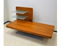Mobile Soggiorno Porta TV con piano in legno in finitura cicliegio, struttura portante in acciaio smaltato e mensole in vetro. Scontato del -77%. Offerta Outlet Mobilgross