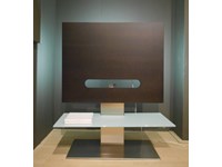 Porta TV PORADA modello SAT 1 in finitura rovere tinto wengè con basamento in acciaio e mensola in cristallo . Il pannello in rovere è retro illuminato. Dimensioni complessive: Altezza 128 cm , Profondità 46 cm, Lunghezza 100 cm. Offerta Outlet Scontato del 62% . Il Porta TV Porada Design modello Sat 1 è visibile presso lo showroom Mobilgross in Piazza IV Novembre 1