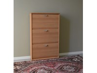 Scarpiera in finitura legno nobilitato. Composta da tre vani capienti. Non ti daranno più fastidio le scarpe in disordine sul pavimento. Ciascuno dei compartimenti é dotato di divisorio per ordinare le calzature. Scontata del -56%. Dimensioni ( L 70 x P 17 x H 115 cm). Offerta Outlet Mobilgross.