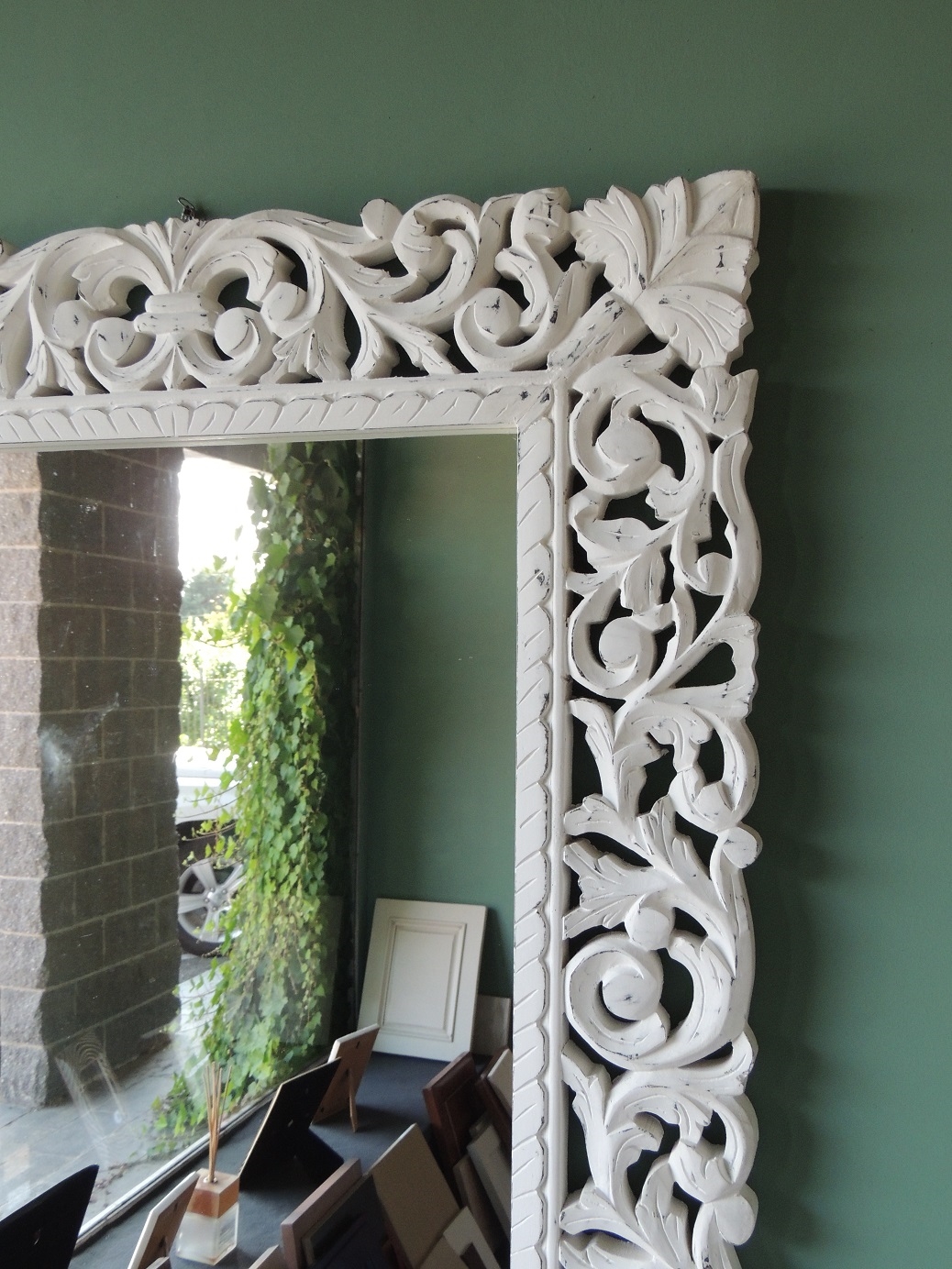 Specchio da parete con cornice in legno decapata bianca, sconto 33 ...