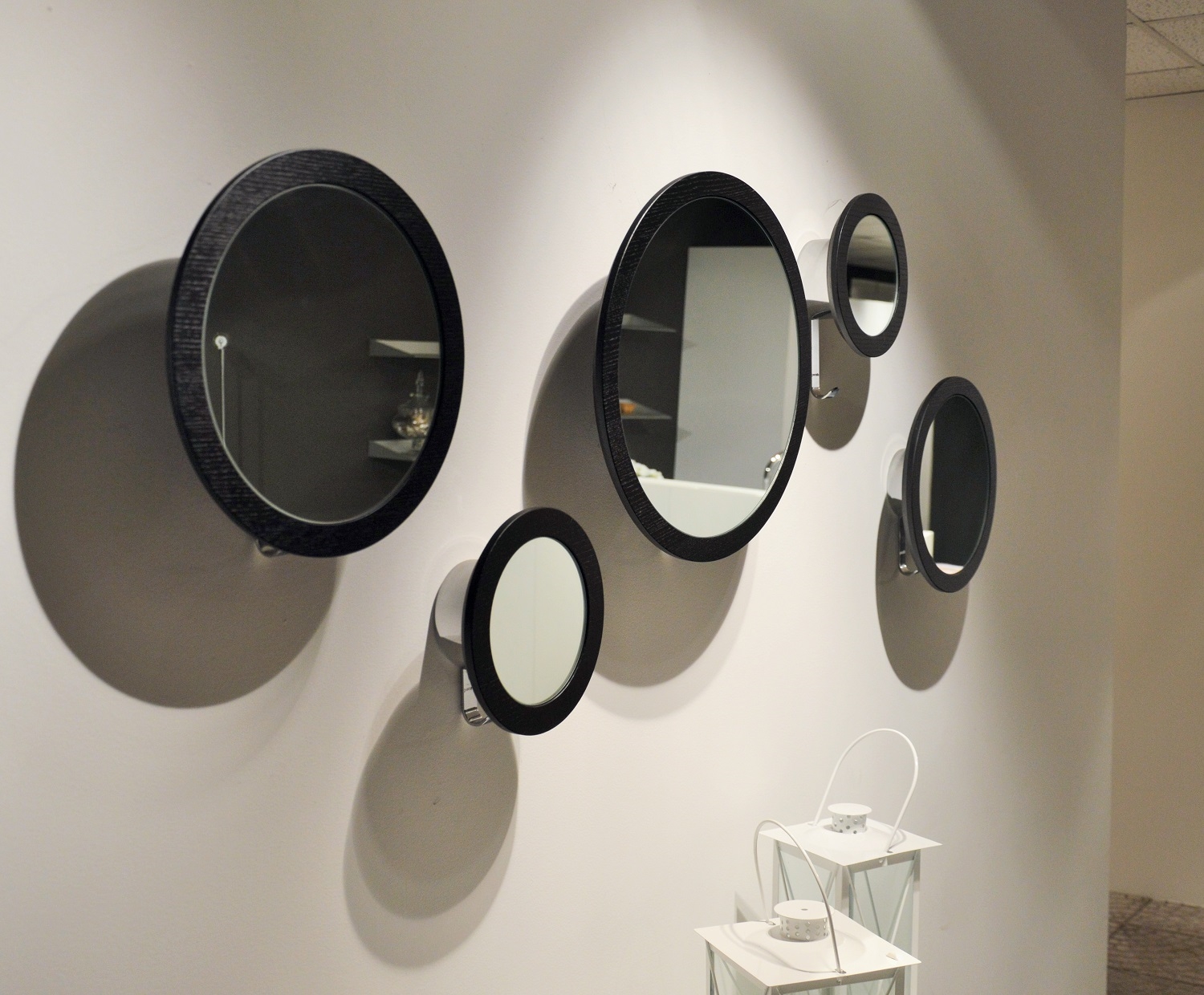 Specchi porada stars scontati del 60 % complementi a prezzi ... Appendiabiti da parete con specchio in wenge