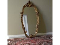 Specchiera in legno massello di Produzione Artigianale. Cornice specchiera dorata con intagli floreali e decorazioni sul lato esterno. Scontata del -53%. Offerta Outlet Mobilgross.