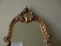 Specchiera in legno massello di Produzione Artigianale. Cornice specchiera dorata con intagli floreali e decorazioni sul lato esterno. Scontata del -53%. Offerta Outlet Mobilgross.