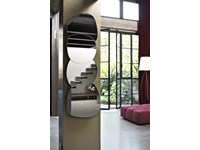 Specchio Bontempi Casa modello Ciotolo. Specchio composto da quattro moduli posizionabile verticalmente.