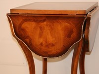 particolare della fiamma del legno e dell' intarsio