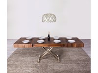 Tavolino Altacom modello Ulisse. Tavolino con il piano in legno rovere vecchio massiccio termotrattato e base in oro lucido.