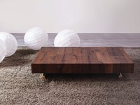 Tavolino Altacom modello Ulisse. Tavolino con il piano in legno rovere vecchio massiccio termotrattato e base in oro lucido.