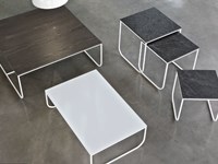 Tavolino Bontempi Casa modello Tokio. Tavolino con struttura in acciaio laccato e piano in legno impiallacciato.
