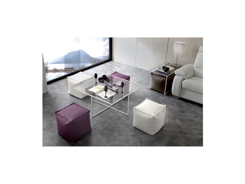 Tavolino con quattro pouf inseriti Tavolino con quattro pouf inseriti