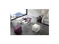 Tavolino con quattro pouf di emergenza inseriti