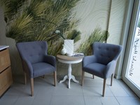 Poltroncine e tavolino da caffè in tessuto in stile provenzale