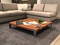 Tavolino modello Liko design in finitura legno zebrano. Il tavolino è dotati di quattro robusti piedini di appoggio realizzati in acciaio cromato. Offerta Outlet Mobilgross. Scontato del - 59%