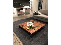 Tavolino modello Liko design in finitura legno zebrano. Il tavolino è dotati di quattro robusti piedini di appoggio realizzati in acciaio cromato. Offerta Outlet Mobilgross. Scontato del - 59%