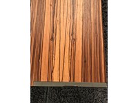 Tavolino modello Liko design in finitura legno zebrano. Il tavolino è dotati di quattro robusti piedini di appoggio realizzati in acciaio cromato. Offerta Outlet Mobilgross. Scontato del - 59%
