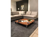 Tavolino modello Liko design in finitura legno zebrano. Il tavolino è dotati di quattro robusti piedini di appoggio realizzati in acciaio cromato. Offerta Outlet Mobilgross. Scontato del - 59%