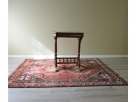 Tavolino in legno massello di Produzione artigianale, dotato di due cassetti portaoggetti laterali. Il piano e la struttura sono realizzati in legno massello e rifiniti a mano. Scontato del -53%. Offerta Outlet Mobilgross