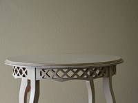 Tavolino modello Provenza in legno massello di Produzione Artigianale. Il tavolino è rifinito in laccatura Shabby Chic di colore bianco. Scontato del -56%. Offerta Outlet Mobilgross