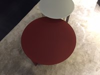 Tavolino in vetro rosso acidato