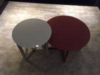 Gioco di altezze tra 2 tavolini rotondi