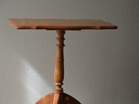 Tavolino rettangolare in stile. Il tavolino è realizzato in legno massello ed è rifinito con lucidatura eseguita a mano. Scontato del -69%. Offerta Outlet Mobilgross.