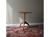 Tavolino rettangolare in stile. Il tavolino è realizzato in legno massello ed è rifinito con lucidatura eseguita a mano. Scontato del -69%. Offerta Outlet Mobilgross.