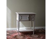 Tavolino rettangolare Provenzale in stile Shabby Chic. Il tavolino è realizzato in legno massello ed è rifinito in laccatura Shabby chic. Scontato del -27%. Offerta Outlet Mobilgross