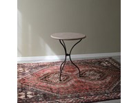 Tavolino Tondo con piano in marmo rosa e struttura portante in ferro battuto. Scontato del -53%. Offerta Outlet Mobilgross.