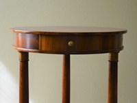 Tavolino tondo stile Impero in noce con piano intarsiato e colonne noce. Scontato del -44%. Offerta Outlet Mobilgross