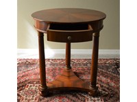 Tavolino tondo stile Impero in noce con piano intarsiato e colonne noce. Scontato del -44%. Offerta Outlet Mobilgross