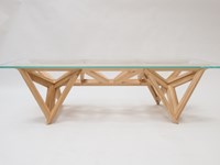 Tavolino Valsecchi modello Schegge Low. Tavolino con struttura in legno frassino naturale e con piano in vetro extrachiaro di 10 mm.