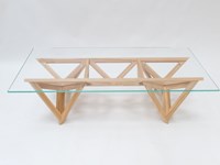 Tavolino Valsecchi modello Schegge Low. Tavolino con struttura in legno frassino naturale e con piano in vetro extrachiaro di 10 mm.