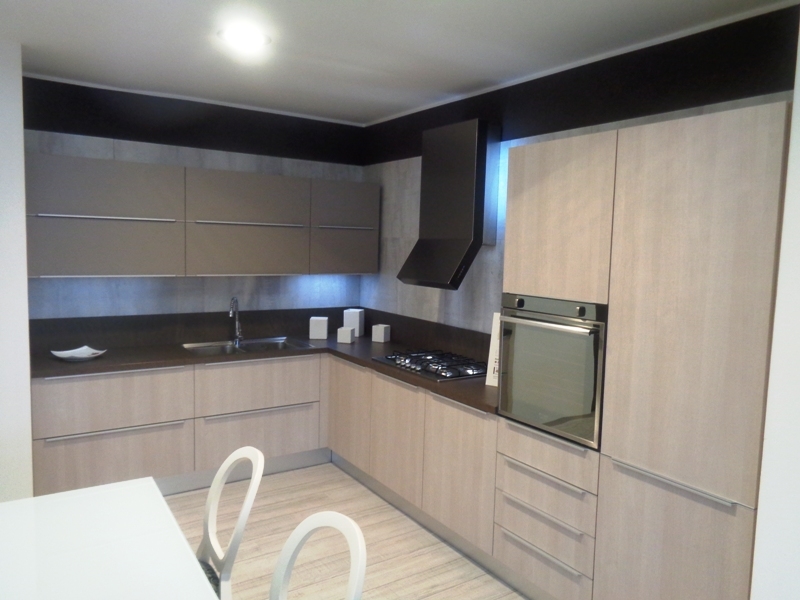 Cucine milano: offerte online a prezzi scontati Porte bianche moderne larice