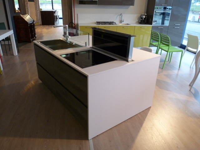 Blocco isola dibiesse smile con cappa a scomparsa! cucine a ... Cucina con piano lavoro a scomparsa