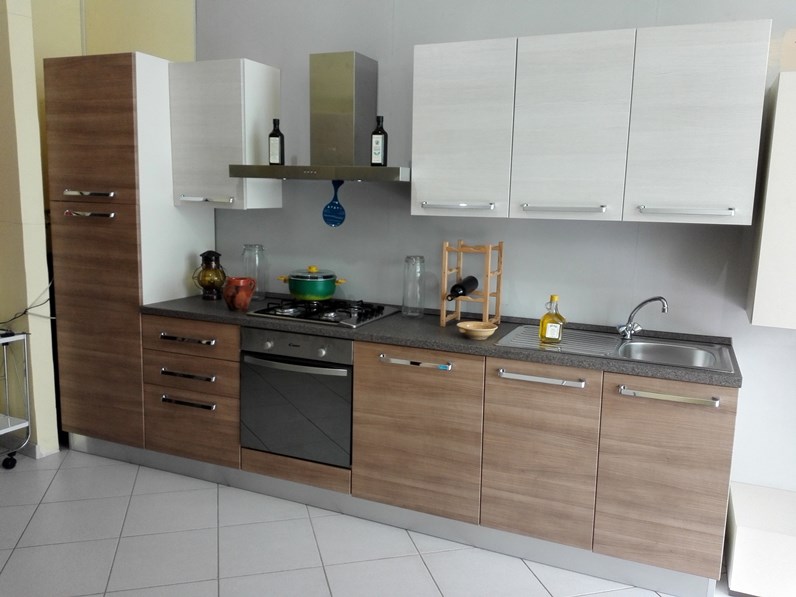 Cucina moderna con elettrodomestici by Mobilturi Cucina moderna con elettrodomestici by Mobilturi