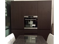 Composit Cucina Modello Mood ad isola con tavolo integrato + colonne Del Tongo Industrie Design Modello Amalfi in Quercia Daquara Scura .