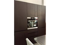Composit Cucina Modello Mood ad isola con tavolo integrato + colonne Del Tongo Industrie Design Modello Amalfi in Quercia Daquara Scura .