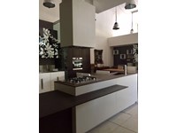 Composit Cucina Modello Mood ad isola con tavolo integrato + colonne Del Tongo Industrie Design Modello Amalfi in Quercia Daquara Scura .