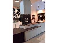 Composit Cucina Modello Mood ad isola con tavolo integrato + colonne Del Tongo Industrie Design Modello Amalfi in Quercia Daquara Scura .