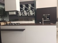 Composit Cucina Modello Mood ad isola con tavolo integrato + colonne Del Tongo Industrie Design Modello Amalfi in Quercia Daquara Scura .