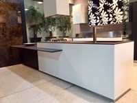 Composit Cucina Modello Mood ad isola con tavolo integrato + colonne Del Tongo Industrie Design Modello Amalfi in Quercia Daquara Scura .
